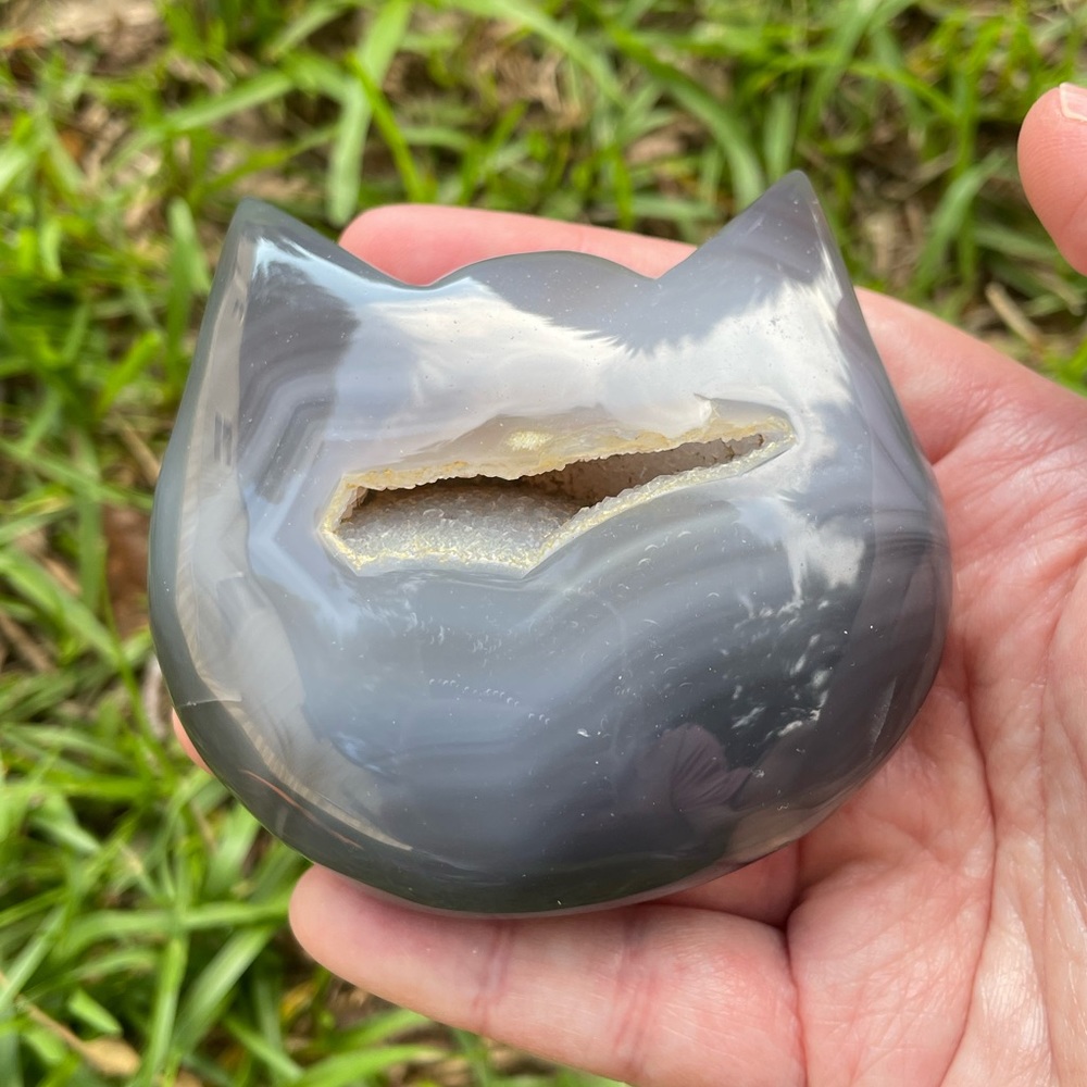 Polished agate cat head with druzy